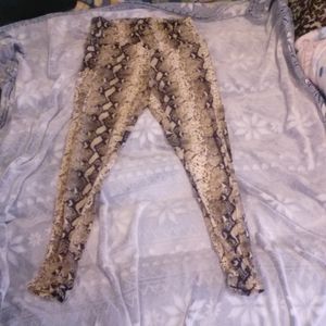 Snake print leggings, size large, cream, black and brown color.